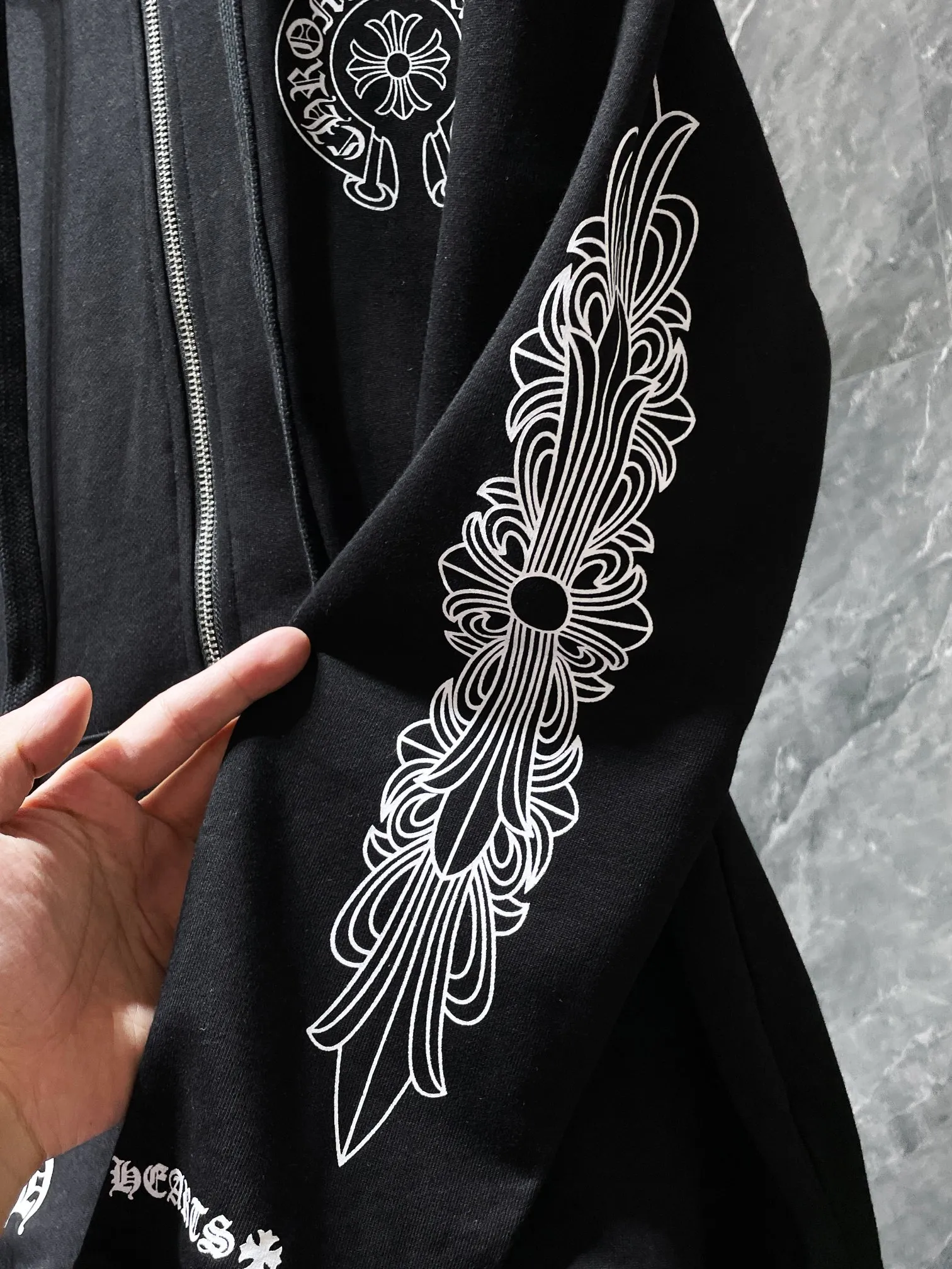 P260 Chrome Hearts Autumn and Winter 2025 Counter Synchronization ❤️ City limited edition, classic horseshoe cross Sanskrit large flower arm zipper sweatshirt Improved customized version 1:1 high-weight high-quality fabric Recommended color: white black Size: S, M, L, XL
